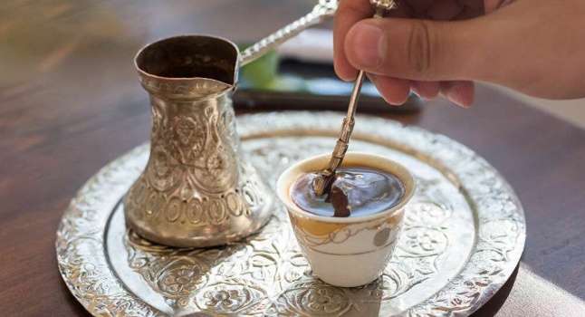 لماذا يشعر البعض بالتعب بعد شرب القهوة؟