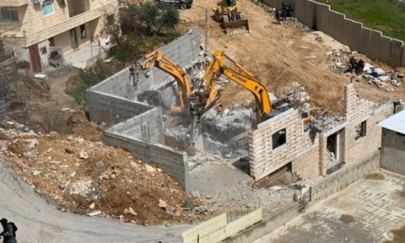 الاحتلال يهدم منزلا جنوب المسجد الأقصى ﻿