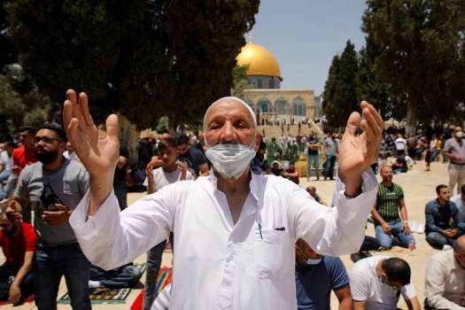 الإفتاء الفلسطينية تُصدر فتوى حول ارتداء الكمامة والقفازات في الصلاة