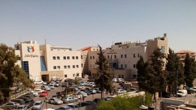 طواقم الطب الوقائي تجري فحوصات في مجمع فلسطين الطبي في رام الله