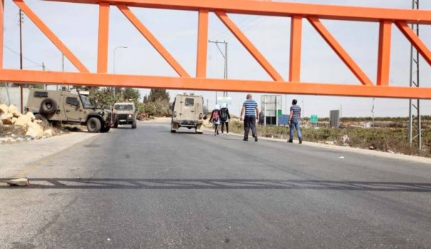 الاحتلال يحاصر قلقيلية ببوابة حديدية على مدخلها الوحيد