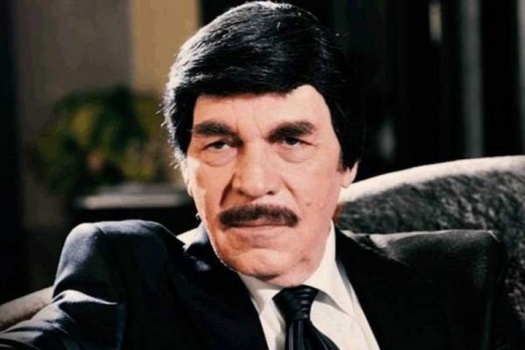 شاهد- بعد شائعة وفاته .. ظهور نادر للفنان ياسر العظمة مع زوجته