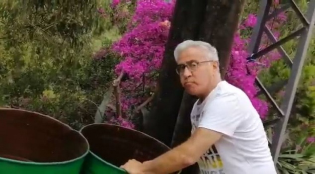 ممثل لبناني شهير يأكل من حاوية القمامة
