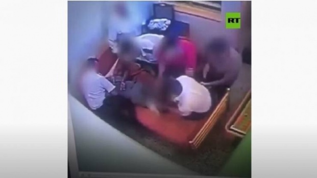 فيديو| الكشف عن وفاة شاب مغربي في إسبانيا على طريقة جورج فلويد
