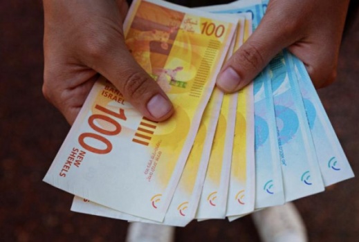 الكشف عن موعد صرف 500 شيكل من "وقفة عز" لـ 18 ألف عائلة