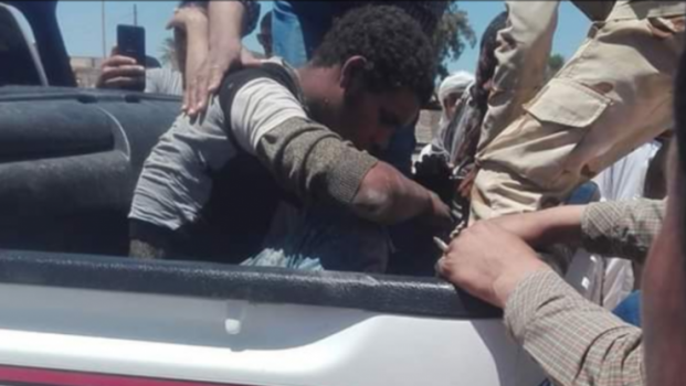 بالصور.. أهالي مدينة مصرية يضبطون شابا حاول قلب قطار