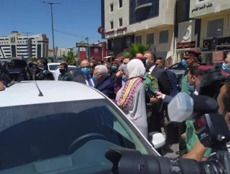 الرئيس في شوارع رام الله: 'البسوا الكمامات'