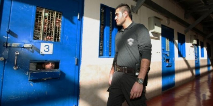 نادي الأسير: الأسرى في سجني "عوفر" ومجدو" يعانون من نقص شديد في الملابس