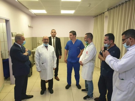 اشتية يعود المرضى في مجمع فلسطين الطبي ويطلع على عمل الأقسام