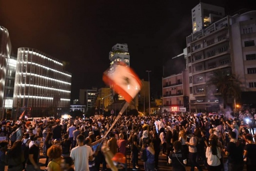 لبنان يشتعل ليلا في مختلف المناطق وخروج المتظاهرين إلى الشوارع