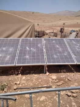 مستوطنون يحطمون ألواح طاقة شمسية ومحتويات مساكن جنوب نابلس