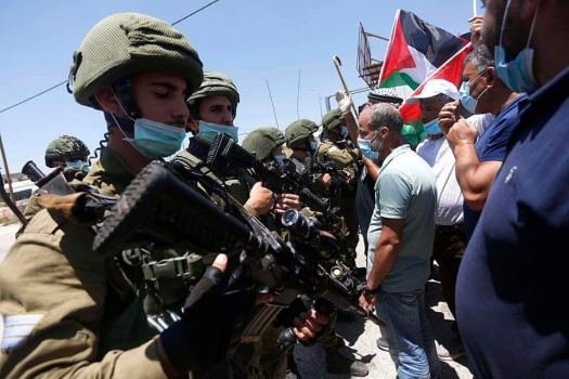 الاحتلال يمنع الفلسطينيين من الوصول لاراضيهم المهددة