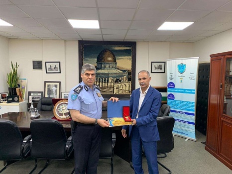 اللواء حازم عطالله يمنح جائزة الشرطة للتميز للعقيد ابراهيم طومار نائب مدير شرطة جنين