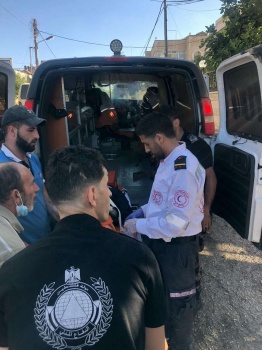 طواقم الانقاذ في الدفاع المدني تنقذ شاب بعد ان قفز عن شرفة منزل في مدينة بيتونيا