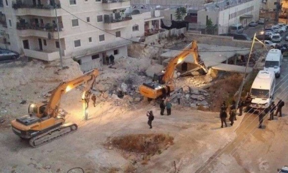 الاحتلال يهدم شقتين سكنيتين و4 مخازن تجارية في مخيم شعفاط