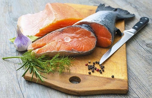 طبيب فلسطيني يكشف: موجة ثانية وقوية من (كورونا) بالخريف.. فما علاقة سمك (السلمون)