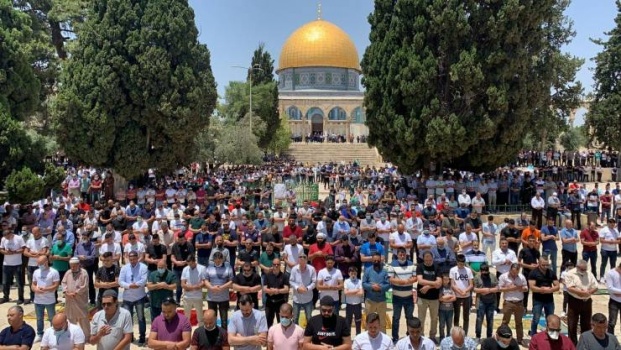 بعد شهرين من اغلاقه بسبب كورونا.. 50 ألف مصلّ يؤدون 'الجمعة' في الأقصى