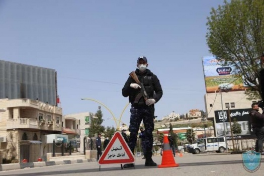 الشرطة والأجهزة الأمنية تغلق 65 محل تجاري لعدم التزامهم بقرار الاغلاق في الخليل