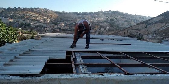 الاحتلال يجبر عائلة مقدسية على هدم منزلها ذاتيًا