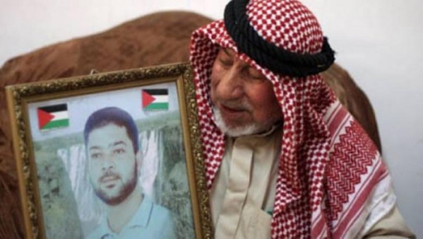وفاة والد الأسير خليل براقعة المحكوم بالسجن المؤبد 20 مرة ﻿
