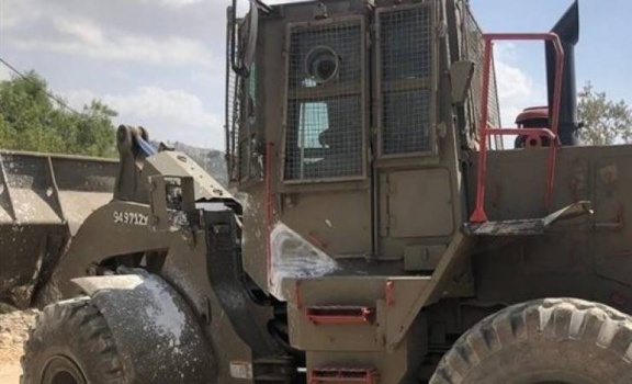 الاحتلال يهدم سورا استناديا في قرية الولجة غرب بيت لحم
