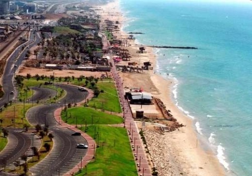 اسرائيل تقرر اعادة فتح المسابح والشواطئ