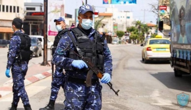الشرطة تغلق 60 محلاً تجاريا لمخالفتهم اجراءات الوقاية في الخليل