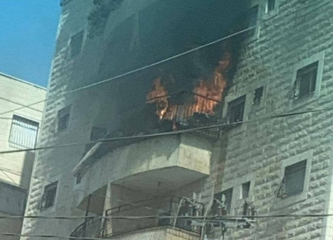صور.. حريق كبير بأحد مباني مخيم شعفاط بالقدس وإصابة خمسة أشخاص