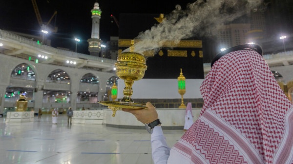 صور: البدء بتعطير وتبخير المسجد الحرام