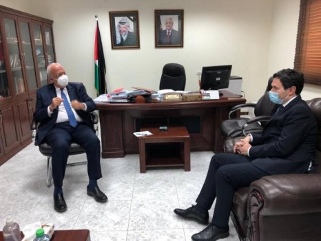 عريقات يطلع القنصل اليوناني على آخر المستجدات السياسية في فلسطين