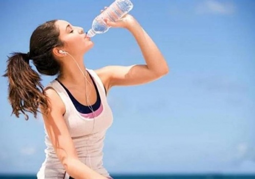 كيف تعرف أنك تشرب ما يكفي من الماء؟