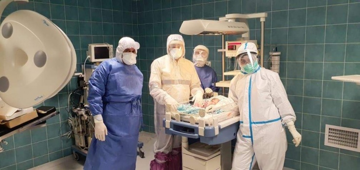 قلقيلية: طاقم طبي حكومي يجري عملية ولادة قيصرية لأم مصابة بـ"كورونا"