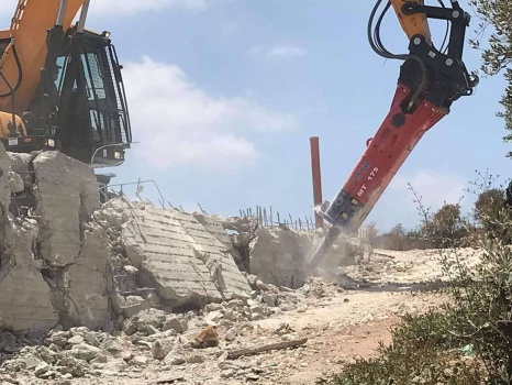 الإحتلال يهدم بركسات في طولكرم