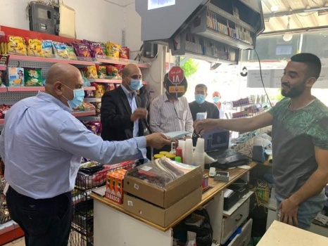 محافظ جنين يرعى إطلاق حملة توزيع وسائل الوقاية لمواجهة تفشي فيروس كورونا في بلدة الزبابدة