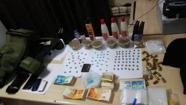 الأمن الوطني: اعتقال ثلاثة مطلوبين وضبط مخدرات وأموال في نابلس