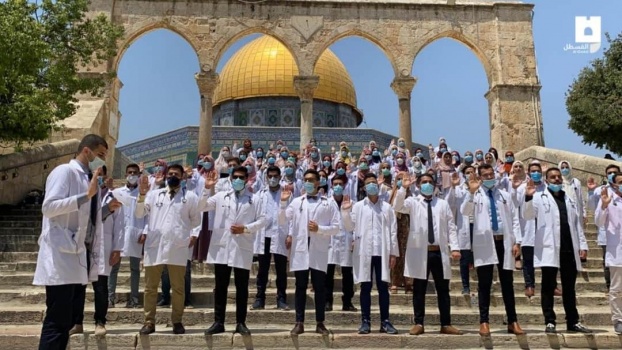 الجيش الفلسطيني الأبيض يؤدي قسم المهنة من باحات الأقصى