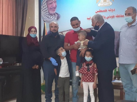 مكرمة رئاسية لمواطن من طمون أطلق على مولده اسم "محمود عباس"