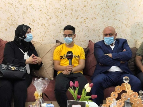 محافظ جنين ومديرة التربية يقدمان التهاني للطالب الكفيف مساد لتفوقه في الثانوية العامة