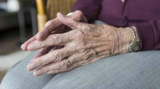 جريمة غريبة..مُسنّة تقتل طفلاً بسبب اليأس
