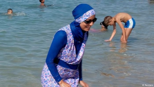 هل منعت مصر المحجبات من السباحة؟