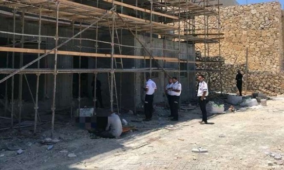 إصابة عامل بجروح خطيرة نتيجة سقوطه عن ارتفاع داخل أراضي ال48