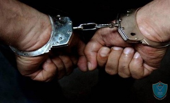 جنين: الأمن يقبض على شخص متهم بقضايا إطلاق نار ويضبط ذخيرة وقنبلة داخل منزله
