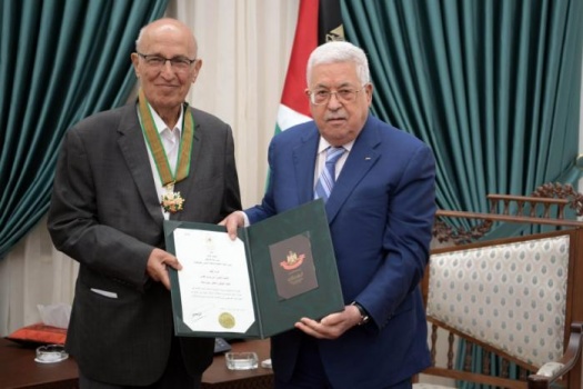 الرئيس يقلد شعث النجمة الكبرى من وسام القدس
