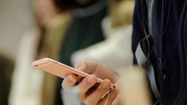 أشياء من الخطر وضعها بالقرب من الهاتف