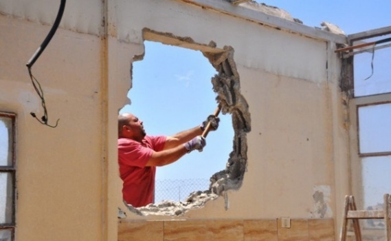 الاحتلال يجبر مقدسياً على هدم منزله في سلوان