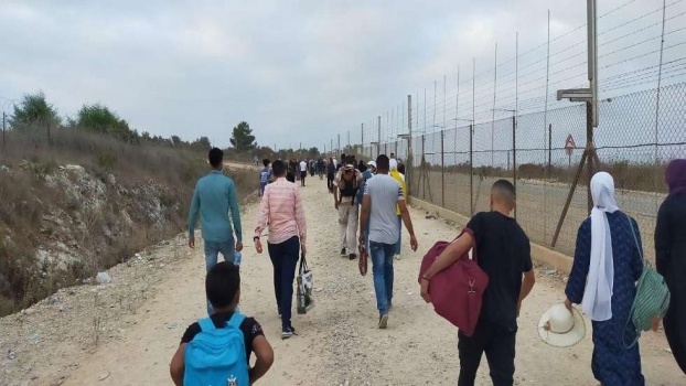 الإحتلال يهدد الفلسطينيين من الدخول الى الأراضي المحتلة عبر فتحات الجدار