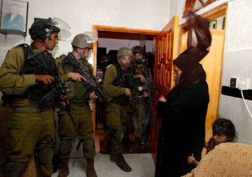 الاحتلال يفتش منازل ويمنع مزارعين من الوصول إلى أراضيهم في الخليل