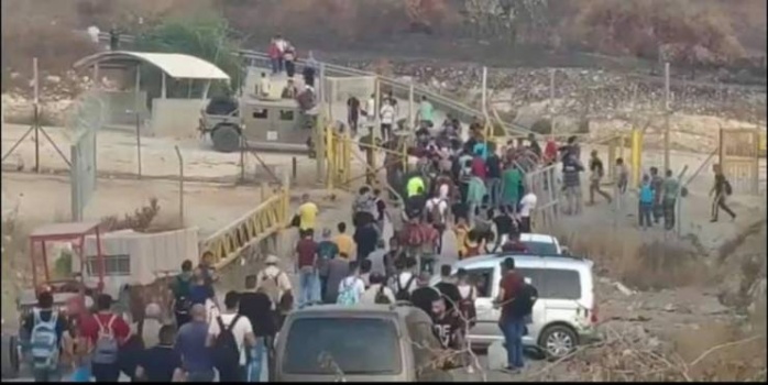 صور وفيديو| مئات العائلات الفلسطينية تتجه إلى الداخل المحتل عبر فتحات جدار الضم والتوسع العنصري