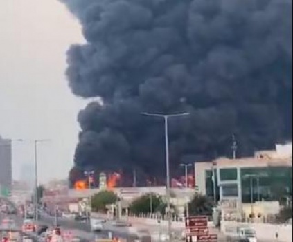 شاهد: بعد انفجار لبنان.. حريق هائل في سوق شعبي بدولة عربية