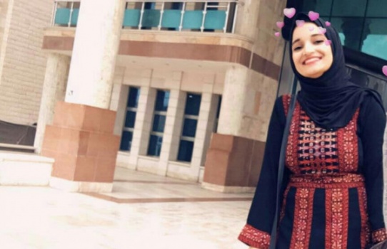 شاهد: فتاة غزية تتعرض للضرب على يد أخيها.. فتشتكيه للشرطة وتُصور كدماتها عبر (فيسبوك)